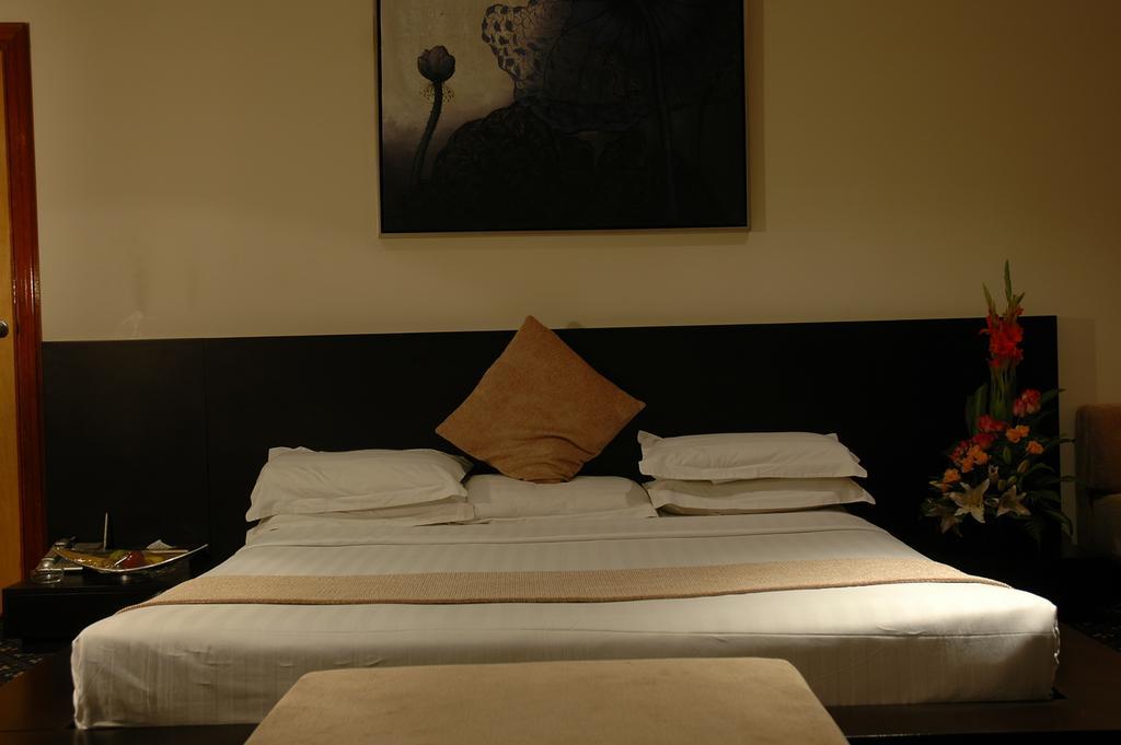 Phoenicia Tower Hotel And Spa Manama Room photo